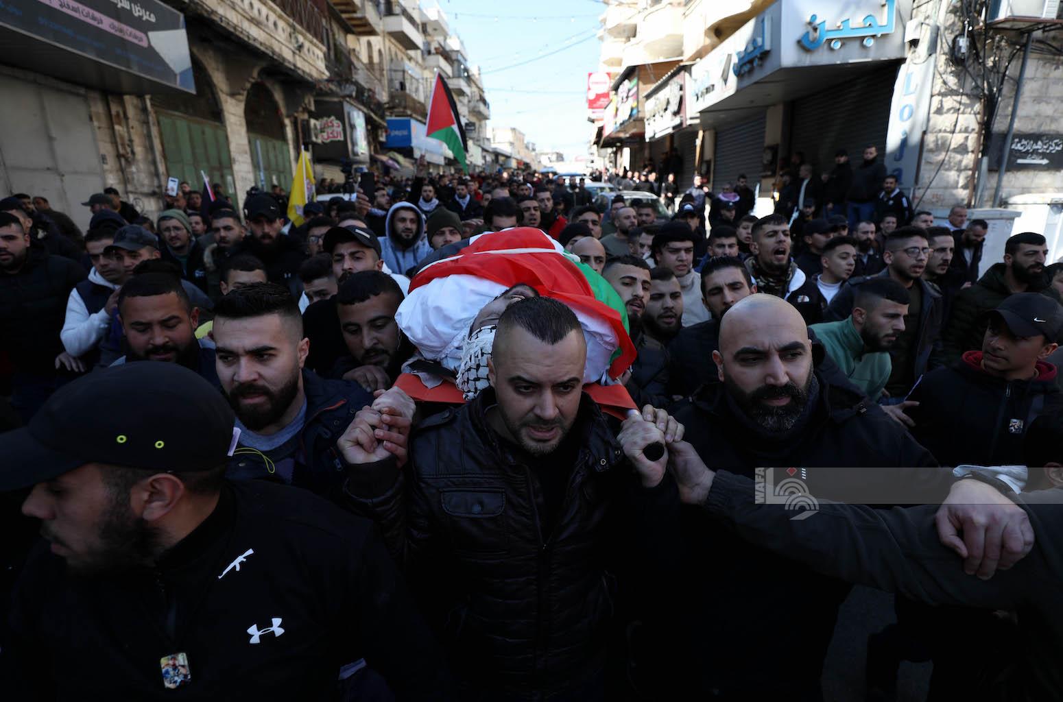 مواطنون يشيعون جثمان الشهيد امير البسطامي في مدينة نابلس (تصوير - أيمن نوباني/وفا)